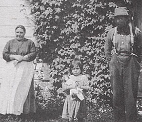 Alice & William Lyons with granddaughter Alma Mae